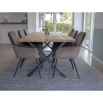 Scaun de dining din catifea, bej-gri, picioare negre, in living scandinav modern