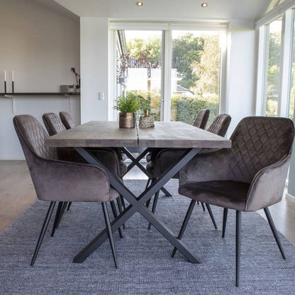 Scaun de dining din catifea, bej-gri, picioare negre, in living scandinav modern