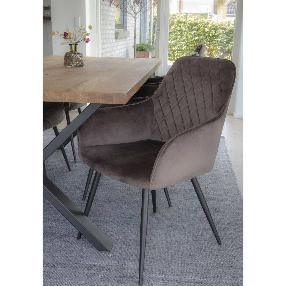 Scaun de dining din catifea, bej-gri, picioare negre, in living scandinav modern