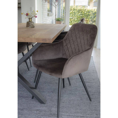 Scaun de dining din catifea, bej-gri, picioare negre, in living scandinav modern