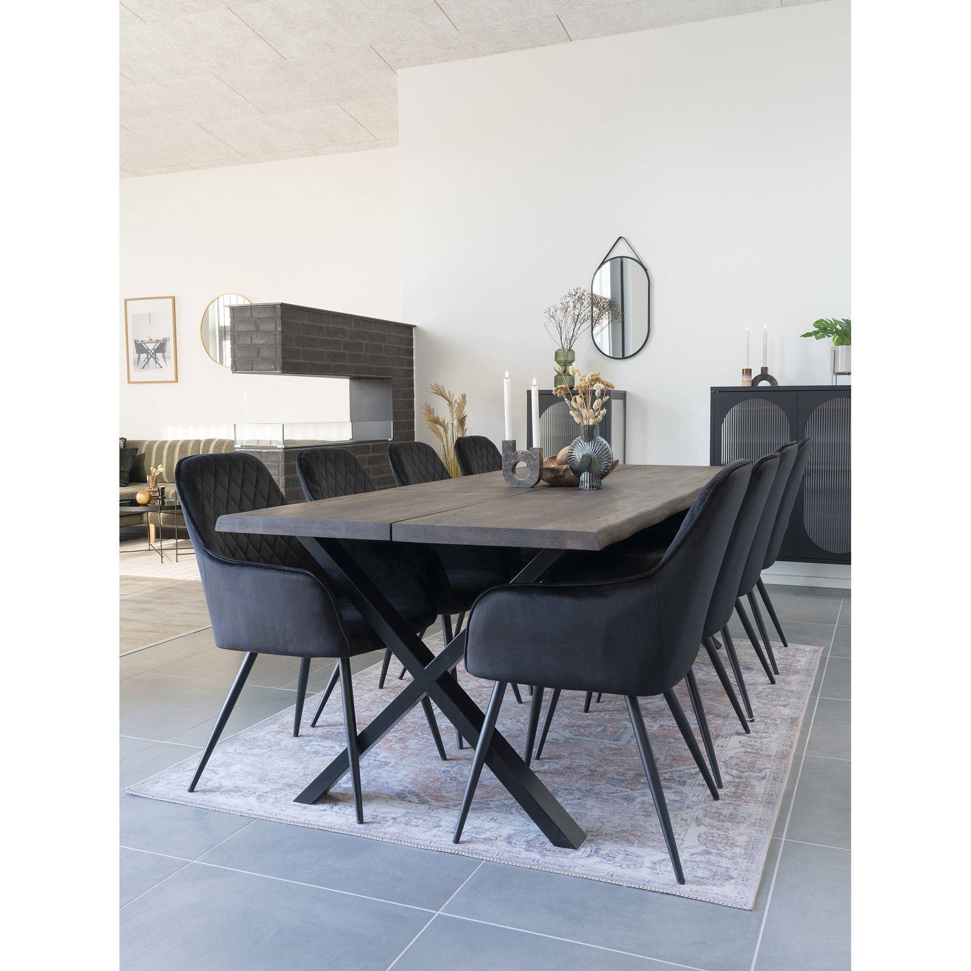 Scaun de dining din catifea, negru, picioare negre, in living scandinav modern