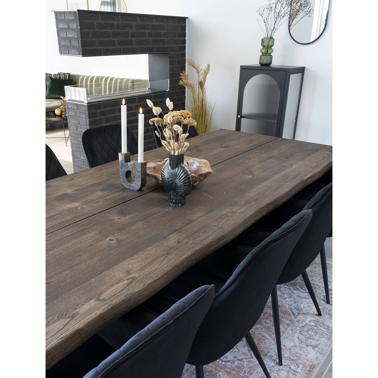 Scaun de dining din catifea, negru, picioare negre, in living scandinav modern