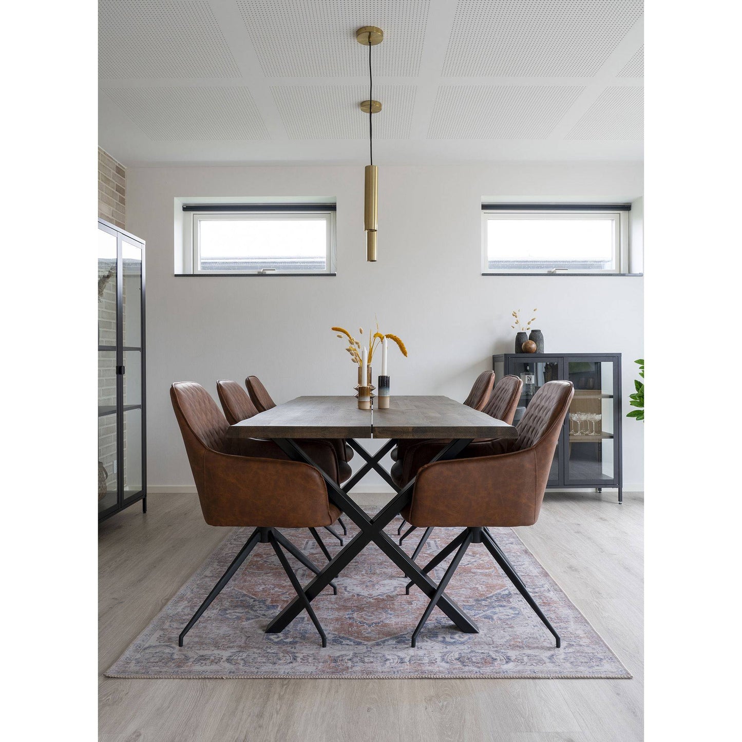 Scaun de dining rotativ, piele PU, maro vintage, picioare negre in living scandinav modern