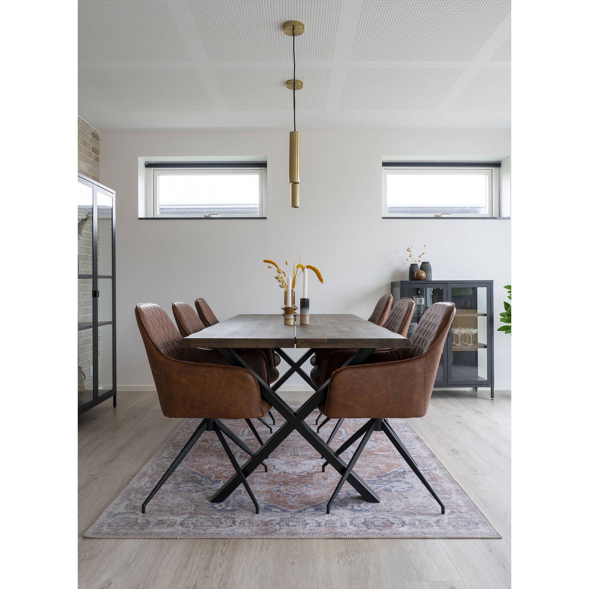 Scaun de dining rotativ, piele PU, maro vintage, picioare negre in living scandinav modern