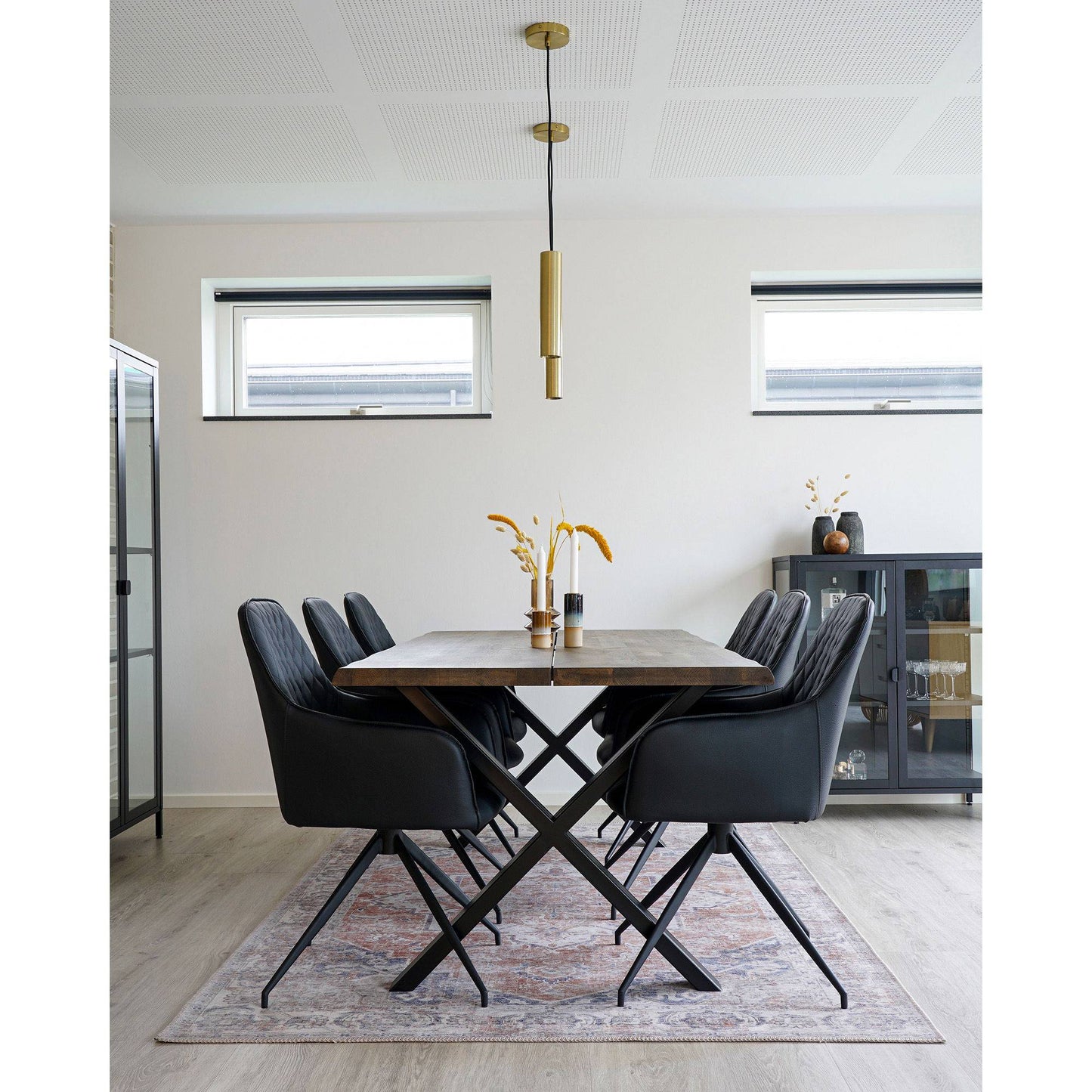  Scaun de dining rotativ, piele PU, negru, picioare negre, in living scandinav modern