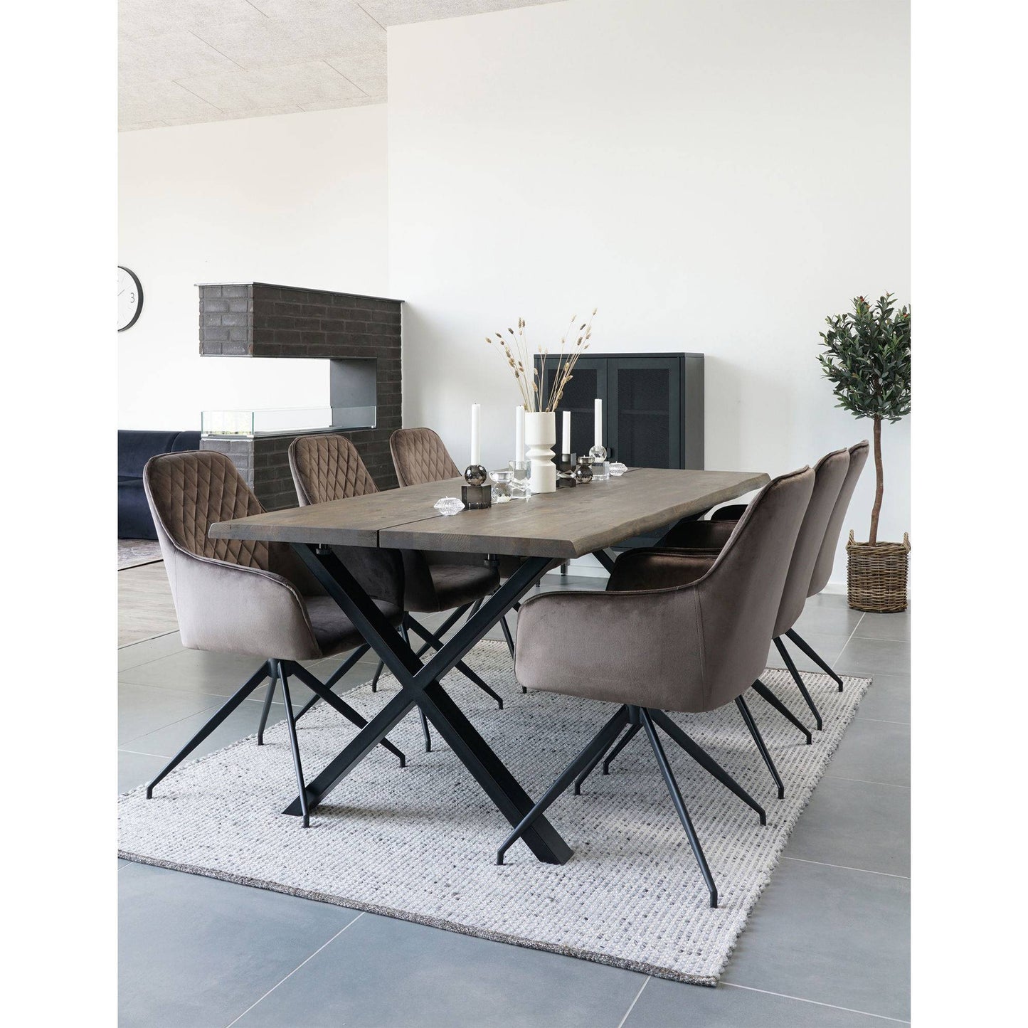  Scaun de dining rotativ din catifea, bej-gri, picioare negre, in living scandinav modern