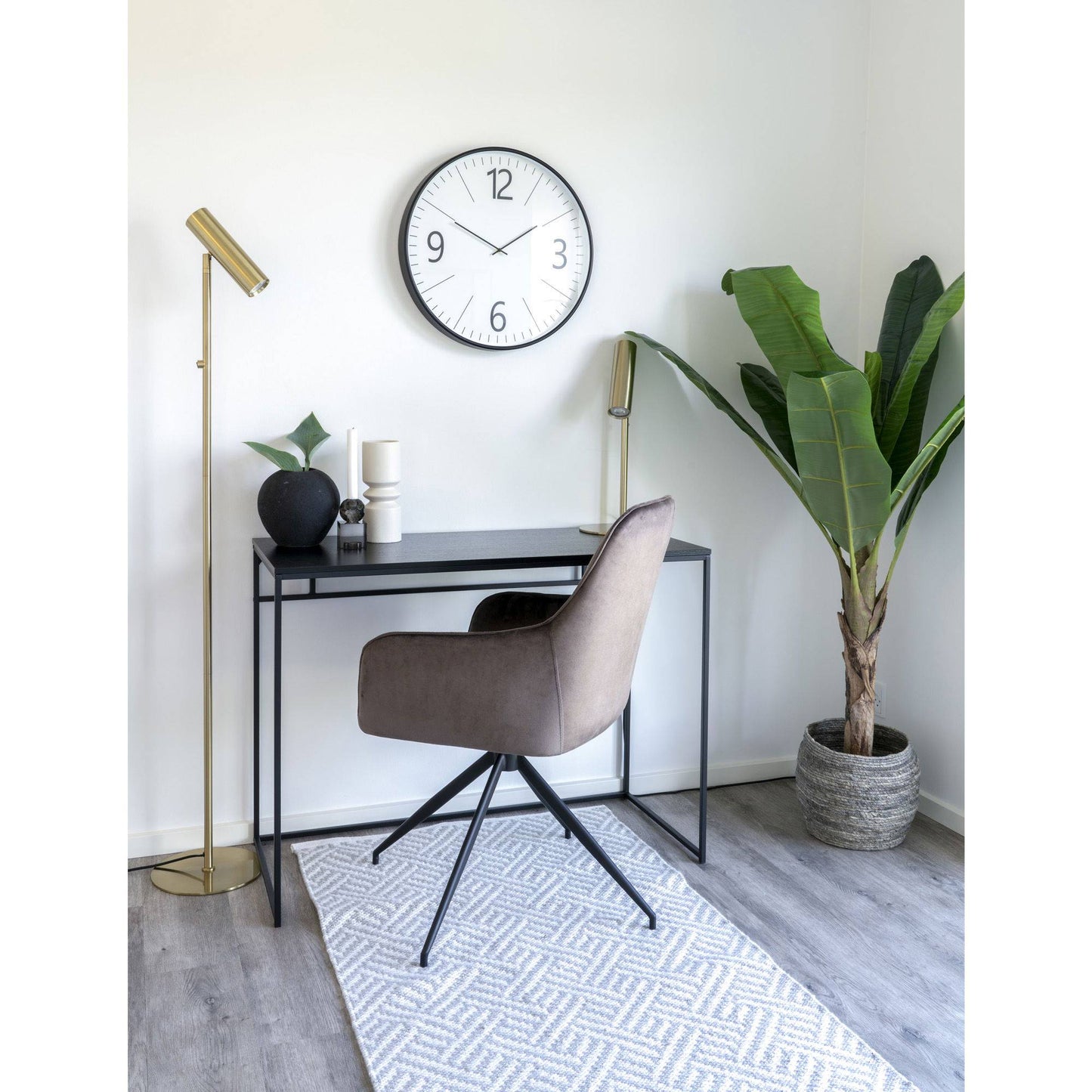  Scaun de dining rotativ din catifea, bej-gri, picioare negre, in living scandinav modern
