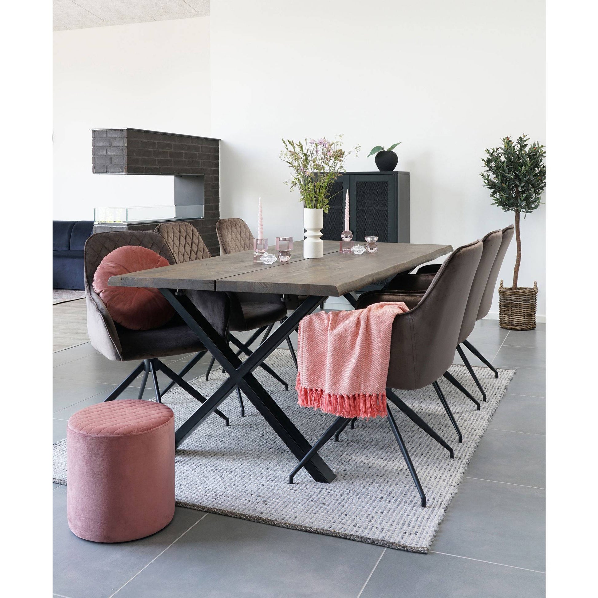  Scaun de dining rotativ din catifea, bej-gri, picioare negre, in living scandinav modern