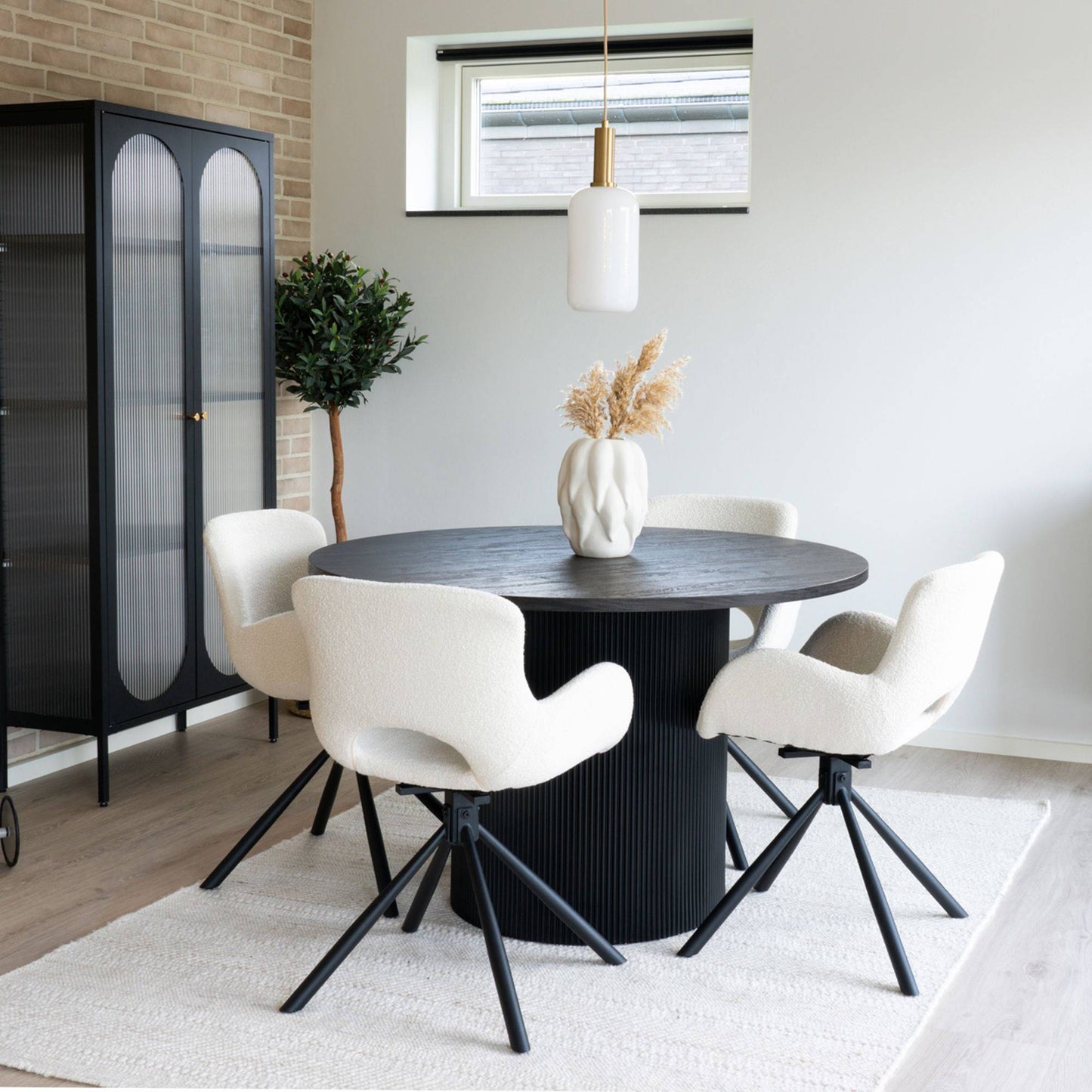 Scaun de dining rotativ, material bouclé, alb inchis, in living scandinav modern