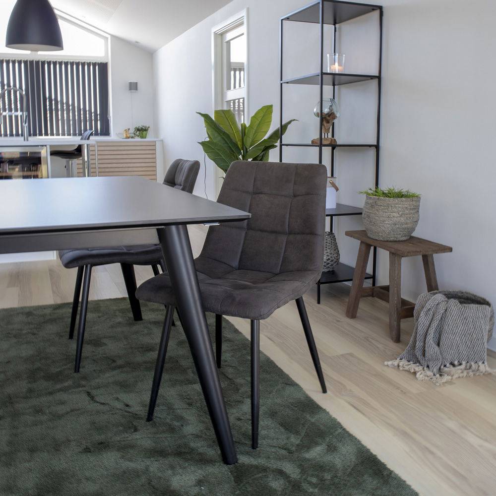 Scaun de dining, microfibra, gri inchis, picioare negre, in living scandinav modern