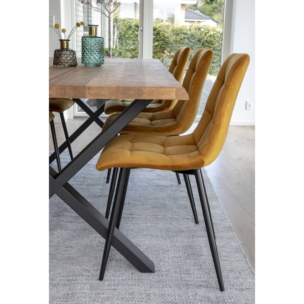  Scaun de dining din catifea, galben mustar, picioare negre, in living scandinav modern