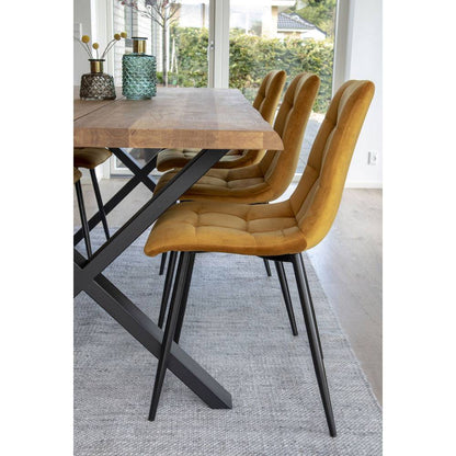  Scaun de dining din catifea, galben mustar, picioare negre, in living scandinav modern