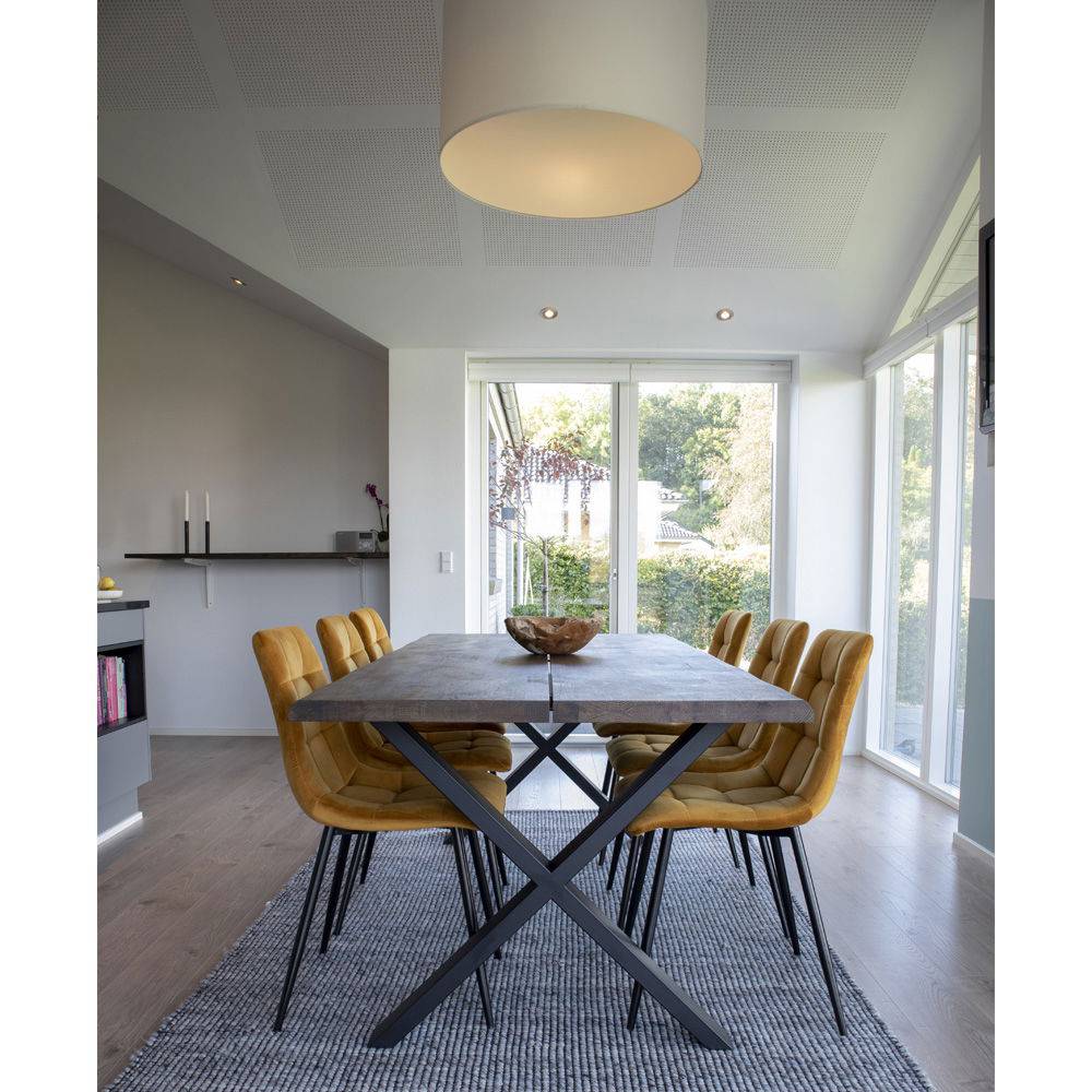  Scaun de dining din catifea, galben mustar, picioare negre, in living scandinav modern