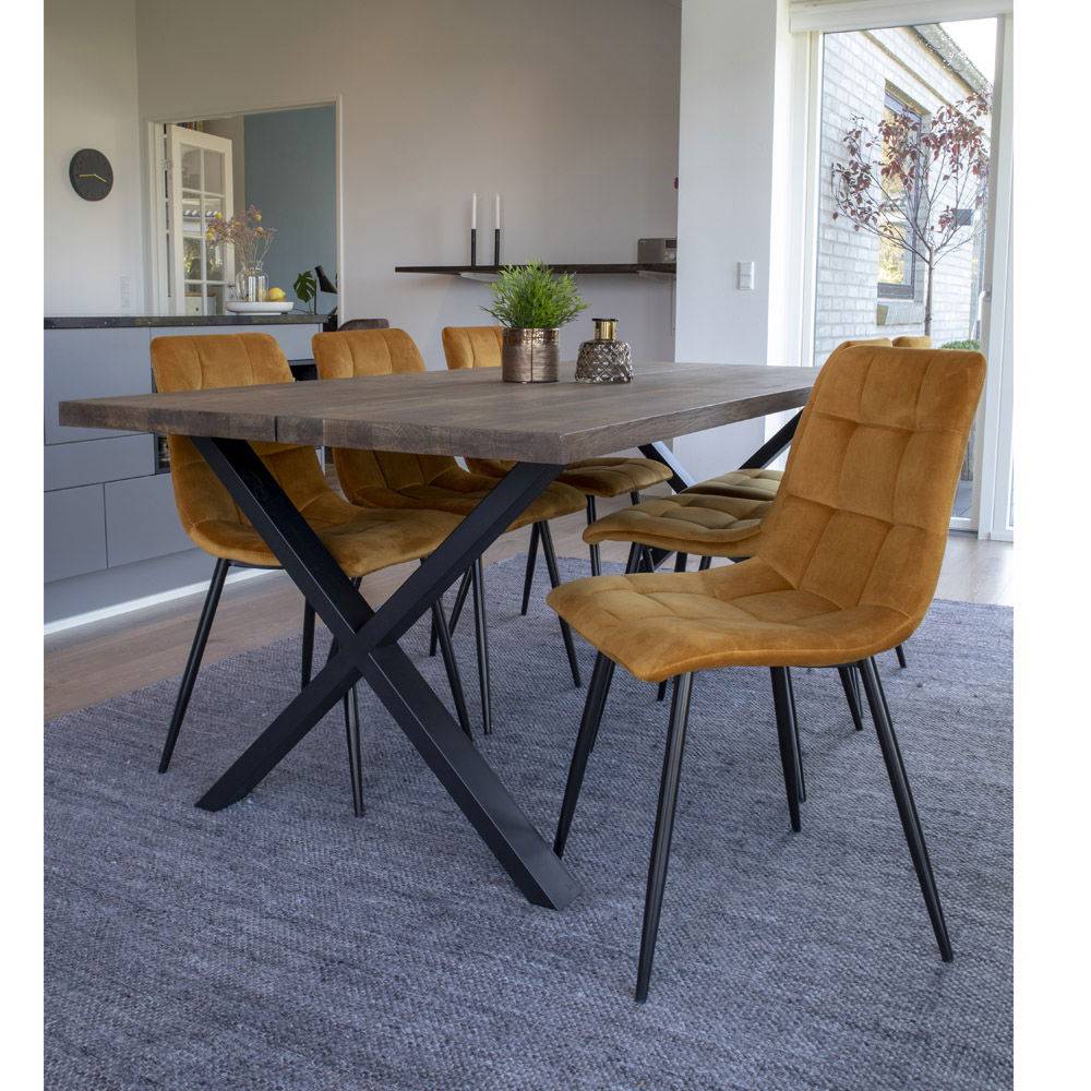  Scaun de dining din catifea, galben mustar, picioare negre, in living scandinav modern