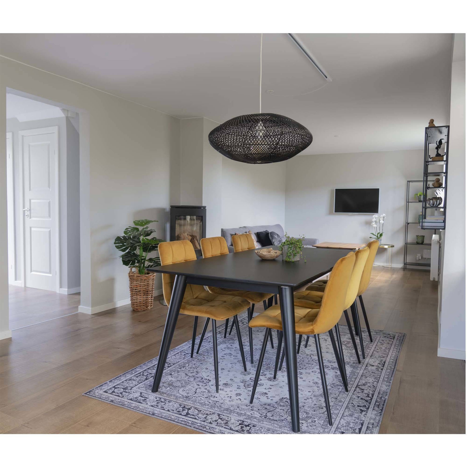  Scaun de dining din catifea, galben mustar, picioare negre, in living scandinav modern