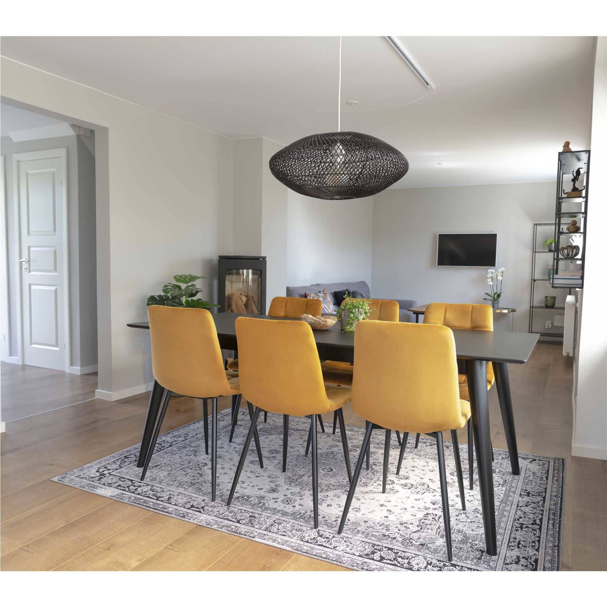  Scaun de dining din catifea, galben mustar, picioare negre, in living scandinav modern