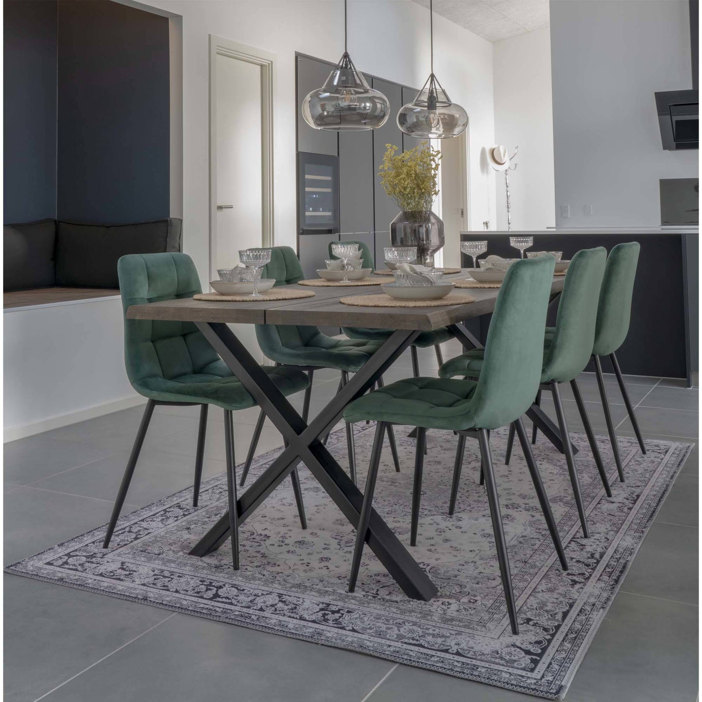 Scaun de dining din catifea, verde inchis, picioare negre, in living scandinav modern