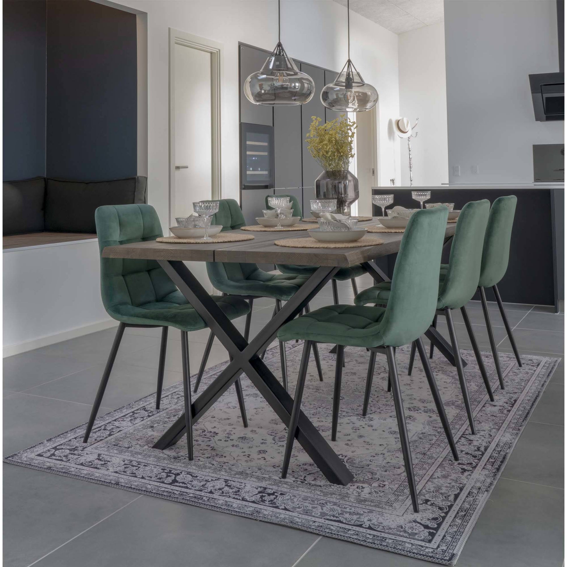 Scaun de dining din catifea, verde inchis, picioare negre, in living scandinav modern