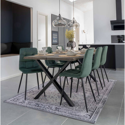 Scaun de dining din catifea, verde inchis, picioare negre, in living scandinav modern