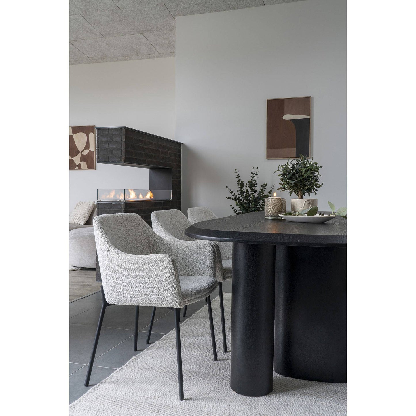 Scaun de dining din material bouclé, alb, picioare negre, in living bej