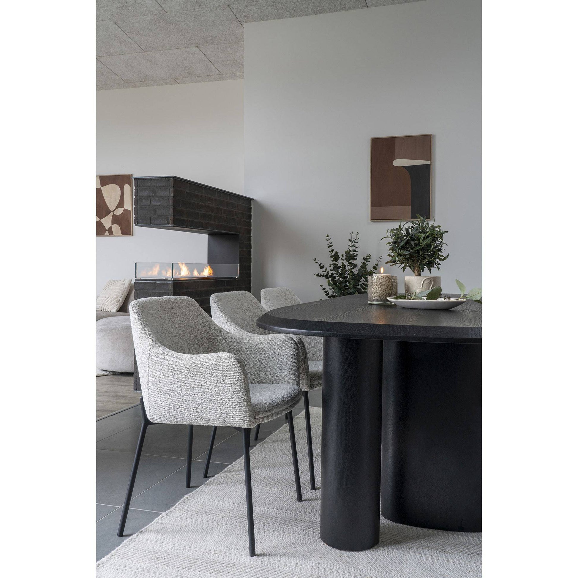 Scaun de dining din material bouclé, alb, picioare negre, in living bej