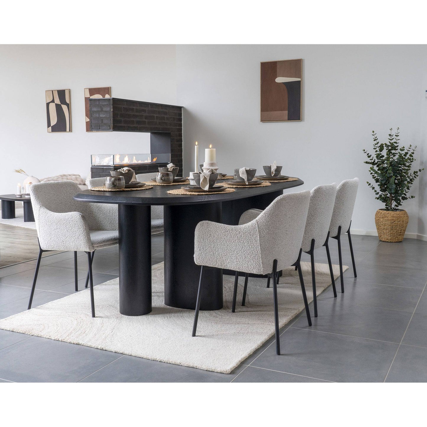 Scaun de dining din material bouclé, alb, picioare negre, in living bej