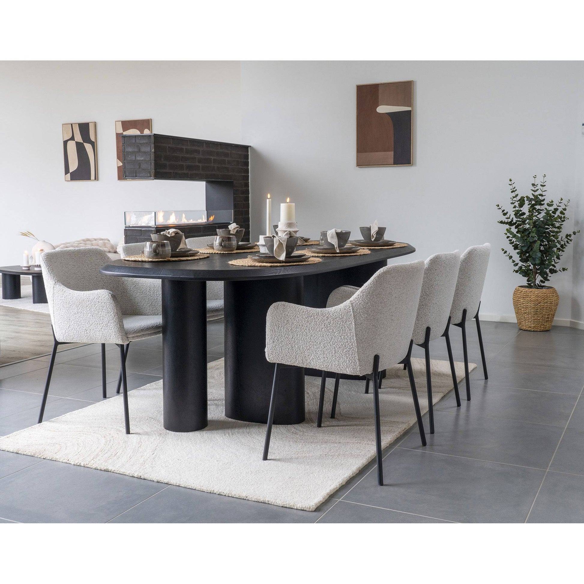 Scaun de dining din material bouclé, alb, picioare negre, in living bej