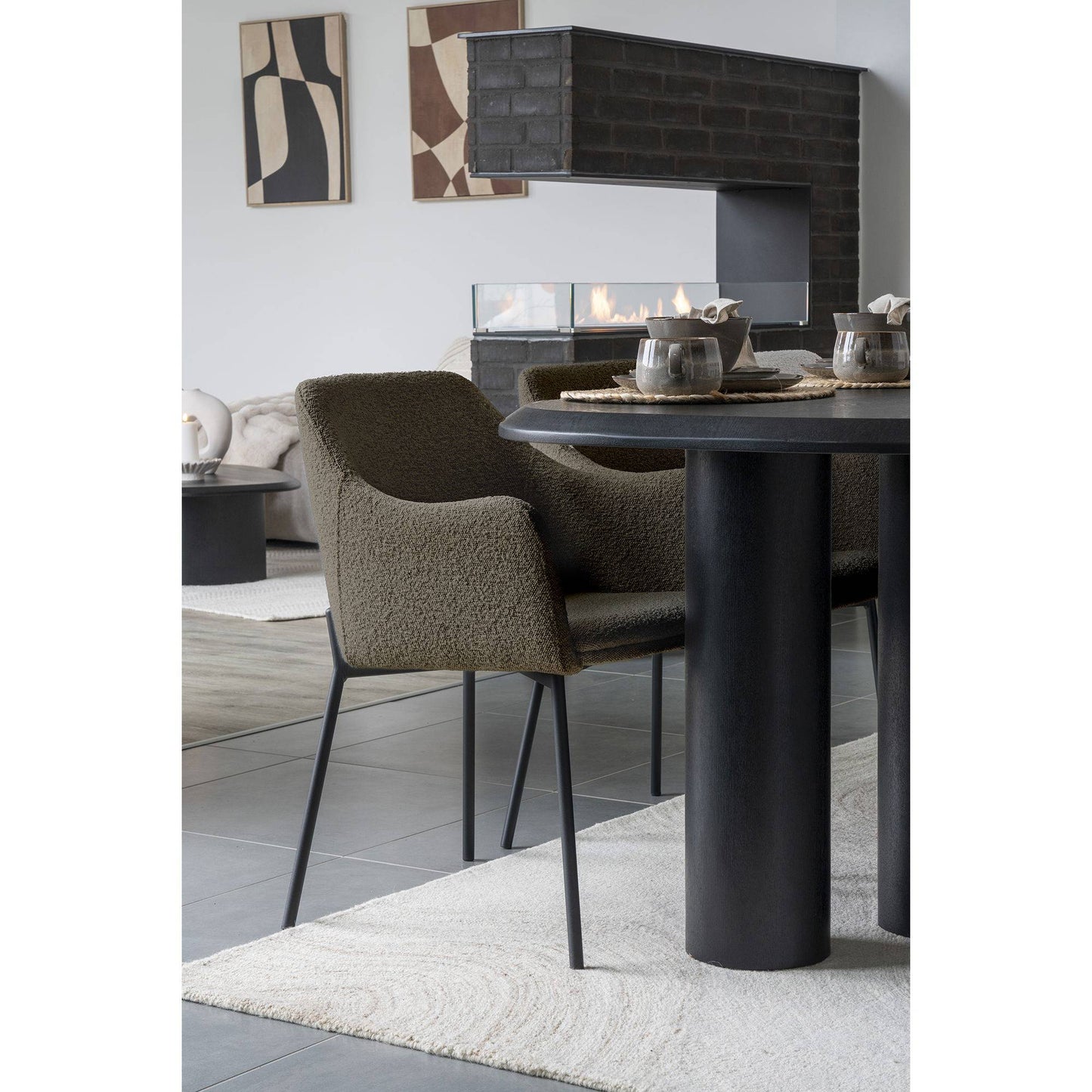 Scaun de dining din material bouclé, maro, picioare negre, in living scandinav modern