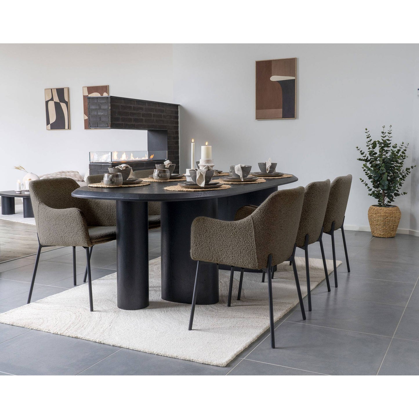 Scaun de dining din material bouclé, maro, picioare negre, in living scandinav modern