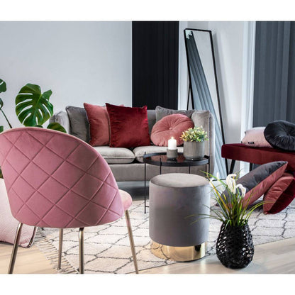 Scaun de dining din catifea, roz, cu picioare cu aspect de alama, in living scandinav