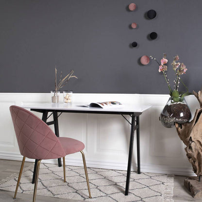 Scaun de dining din catifea, roz, cu picioare cu aspect de alama, in living scandinav
