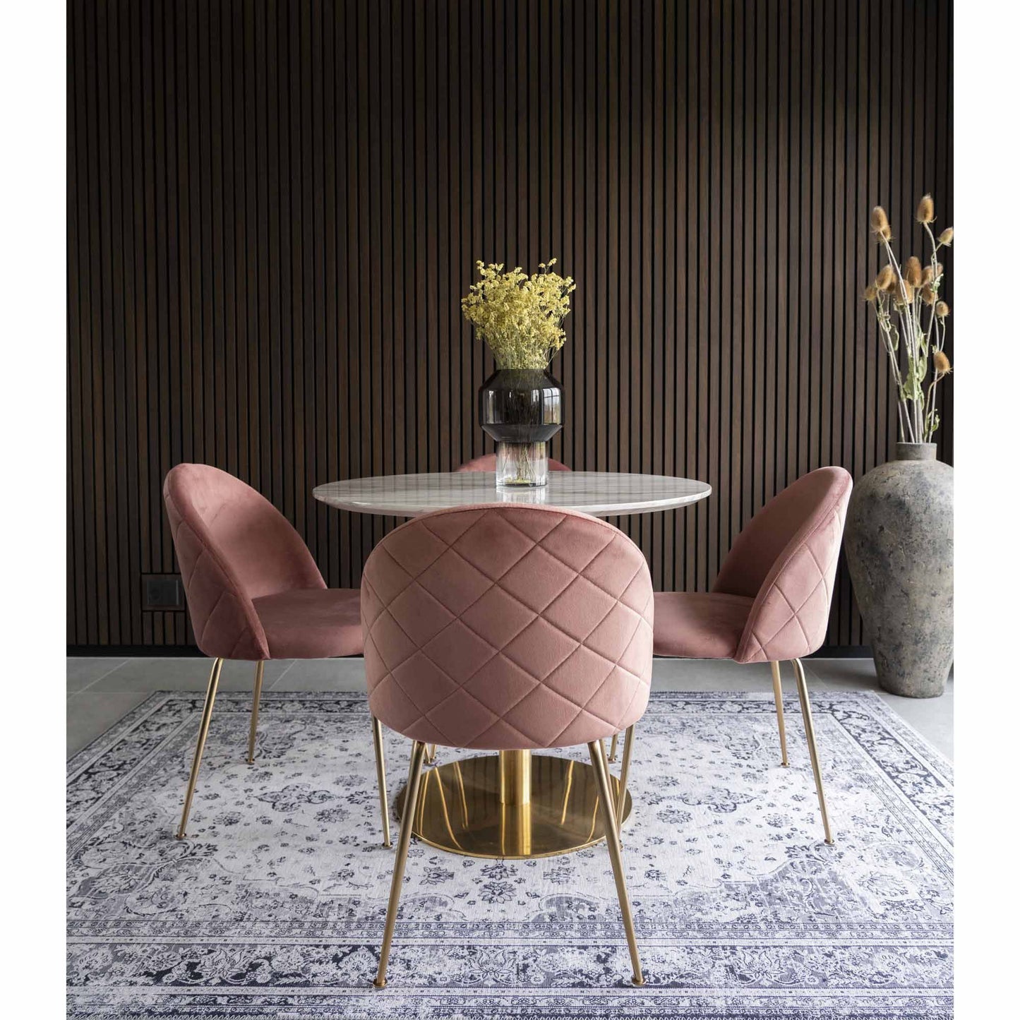 Scaun de dining din catifea, roz, cu picioare cu aspect de alama, in living scandinav