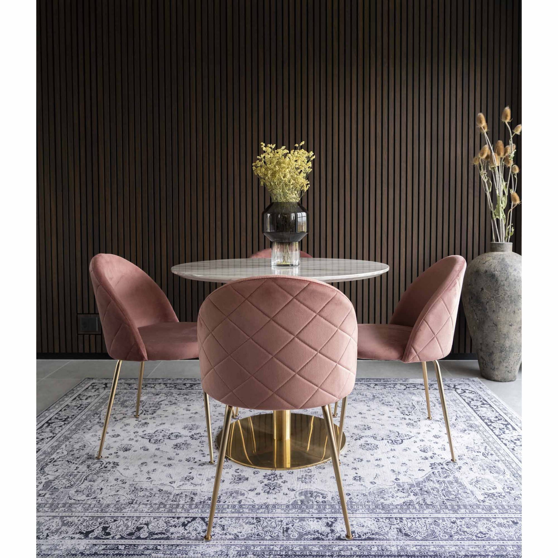 Scaun de dining din catifea, roz, cu picioare cu aspect de alama, in living scandinav