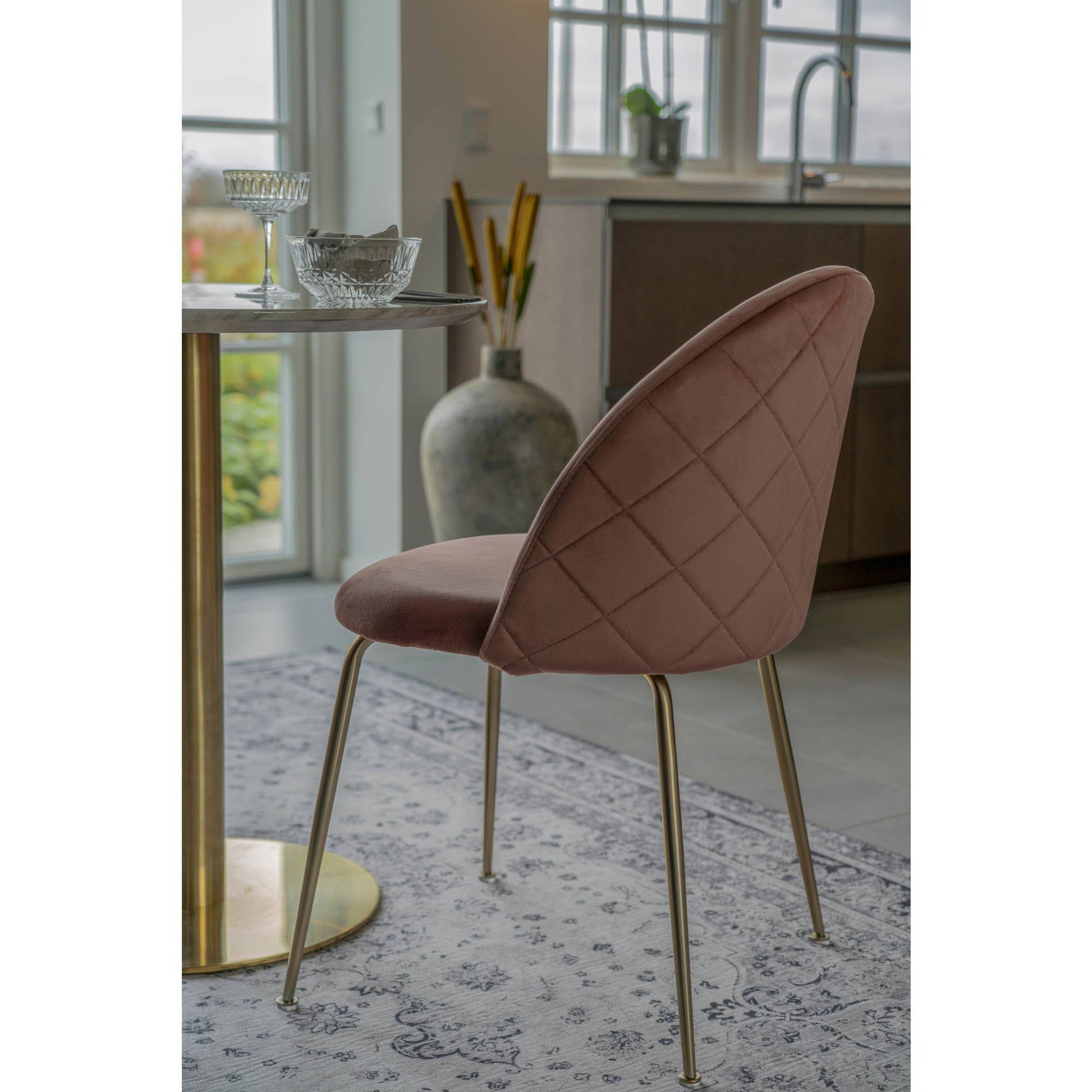 Scaun de dining din catifea, roz, cu picioare cu aspect de alama, in living scandinav