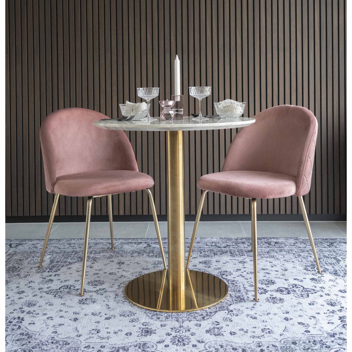 Scaun de dining din catifea, roz, cu picioare cu aspect de alama, in living scandinav