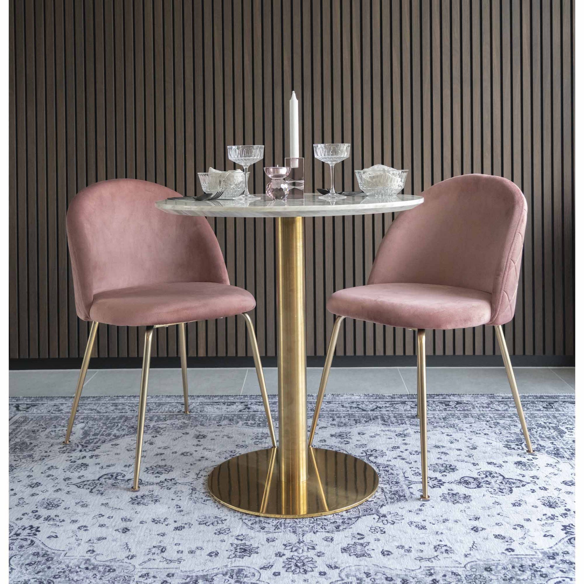 Scaun de dining din catifea, roz, cu picioare cu aspect de alama, in living scandinav