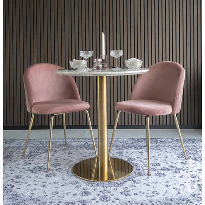Scaun de dining din catifea, roz, cu picioare cu aspect de alama, in living scandinav