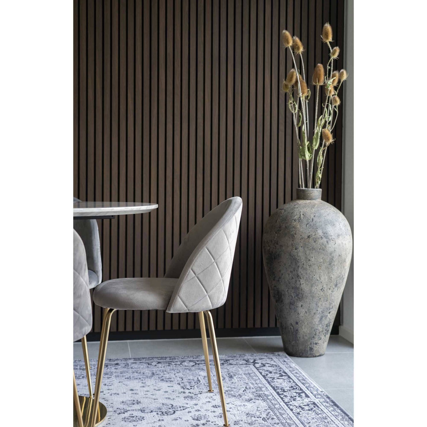 Scaun de dining din catifea, gri, picioare cu aspect alam, in living modern