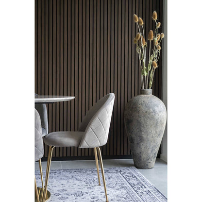 Scaun de dining din catifea, gri, picioare cu aspect alam, in living modern