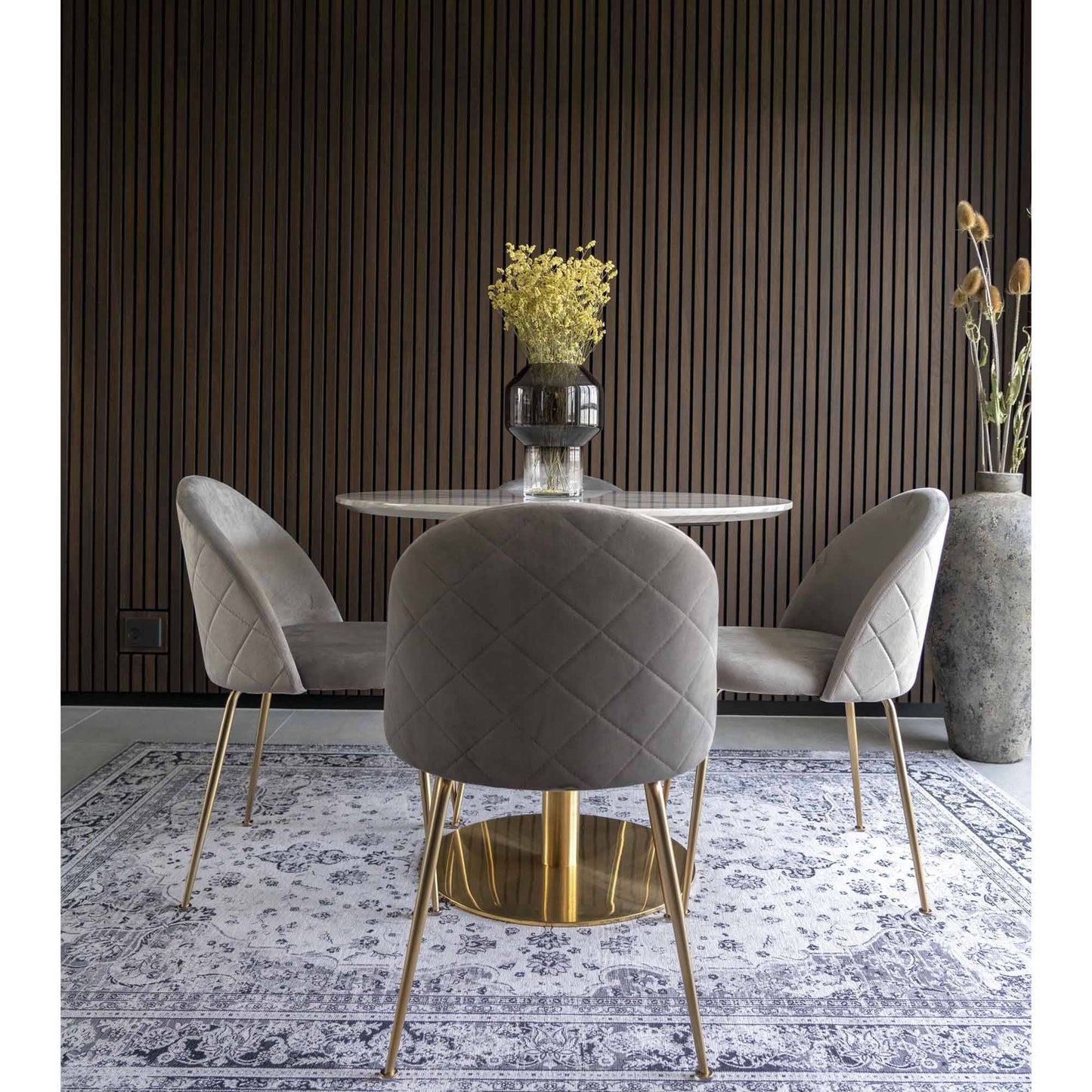 Scaun de dining din catifea, gri, picioare cu aspect alam, in living modern