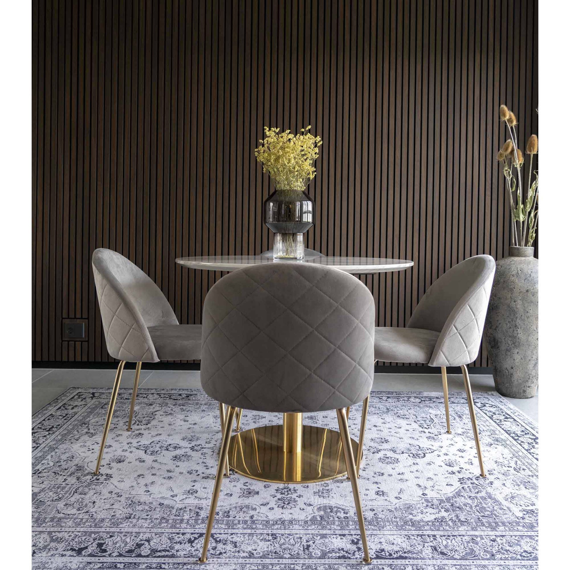 Scaun de dining din catifea, gri, picioare cu aspect alam, in living modern