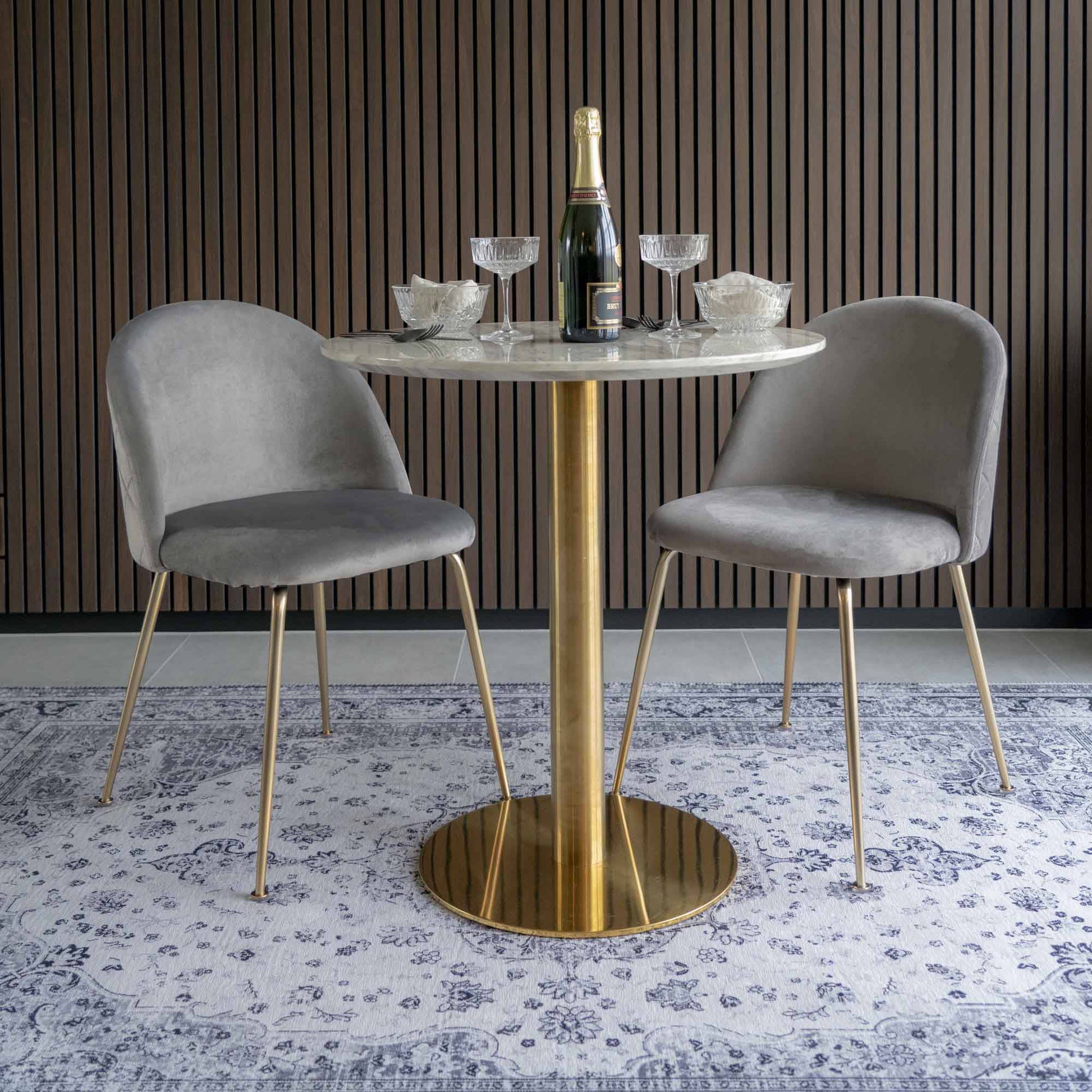 Scaun de dining din catifea, gri, picioare cu aspect alam, in living modern