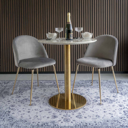 Scaun de dining din catifea, gri, picioare cu aspect alam, in living modern
