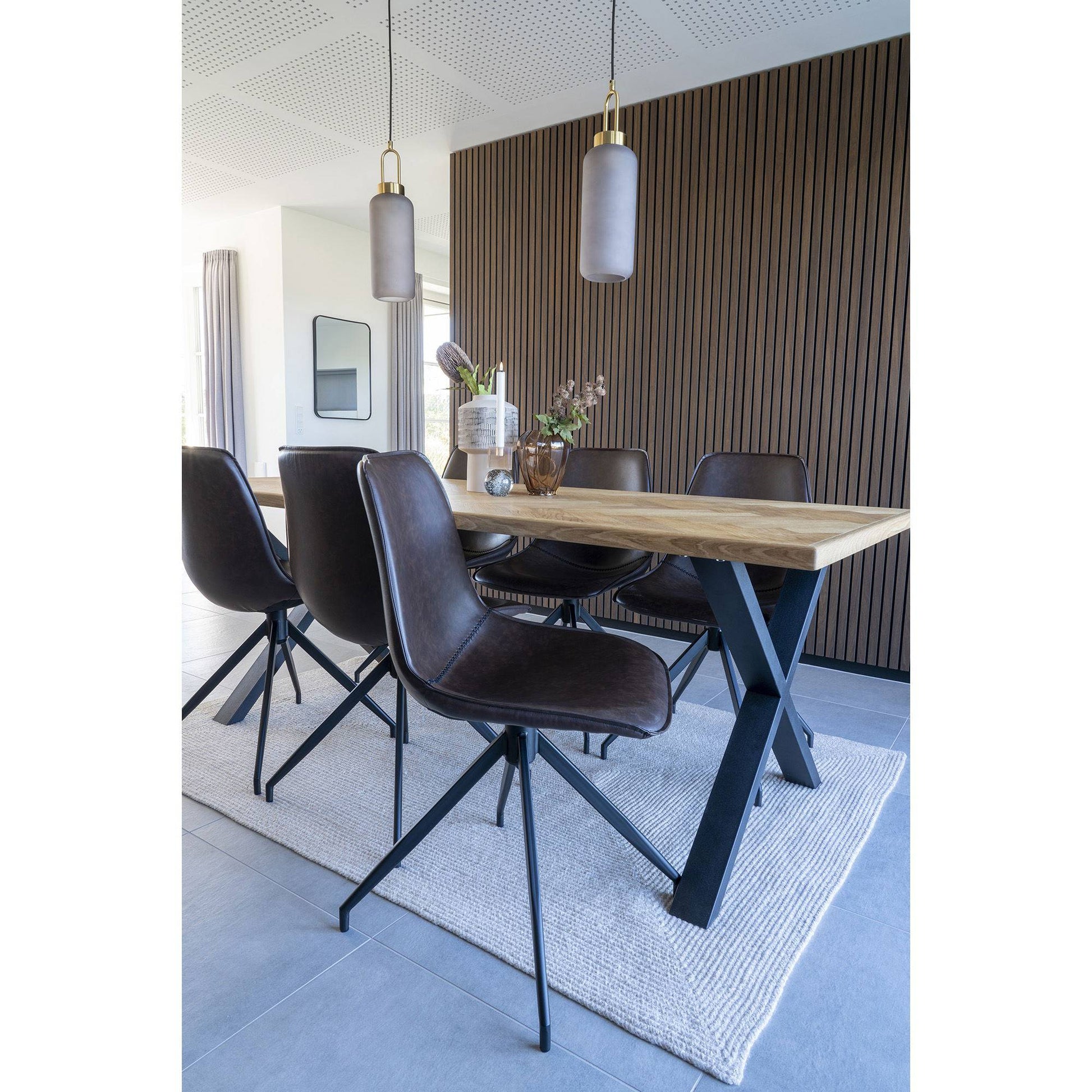 Scaun de dining rotativ din piele PU, maro inchis, picioare negre, in living contemporan