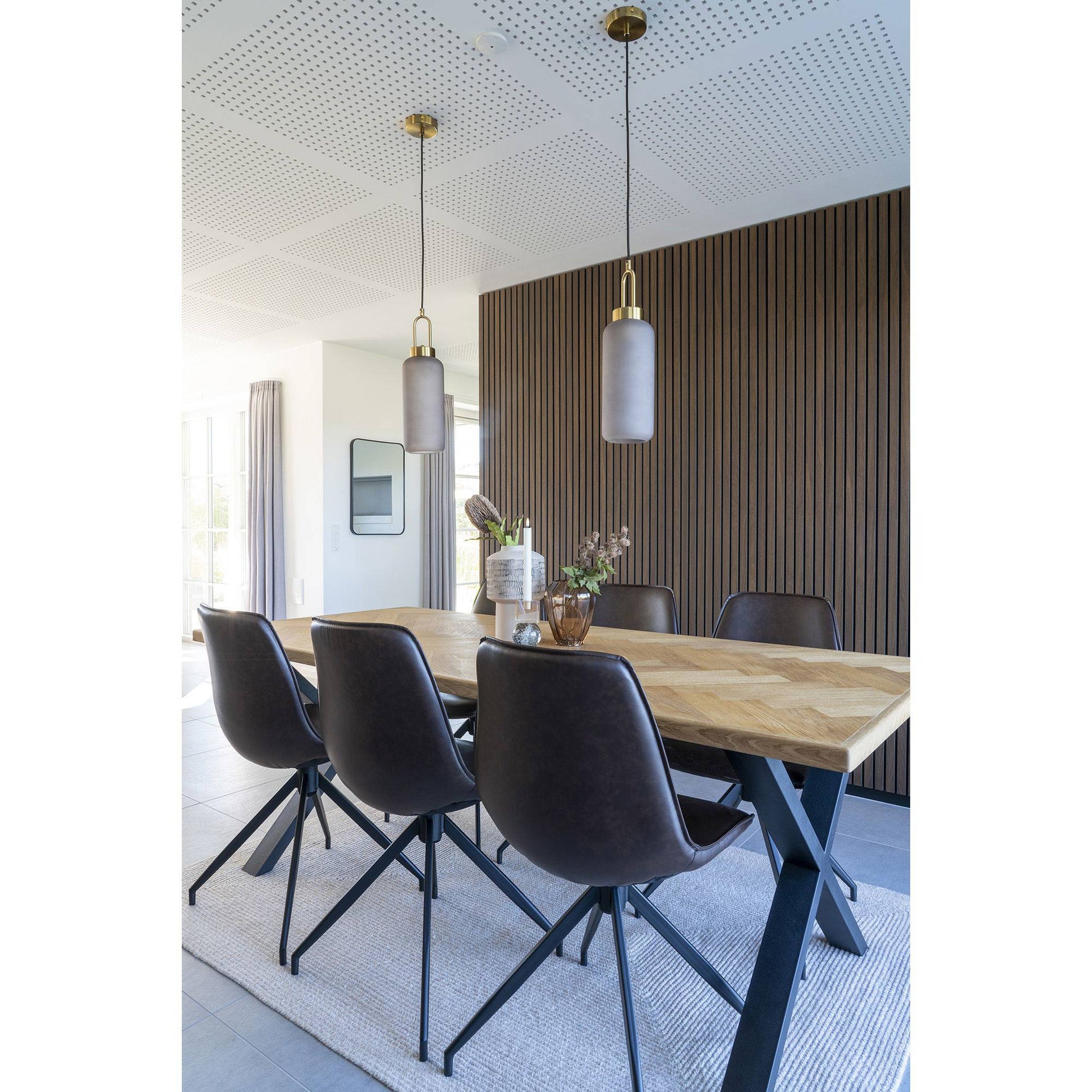 Scaun de dining rotativ din piele PU, maro inchis, picioare negre, in living contemporan