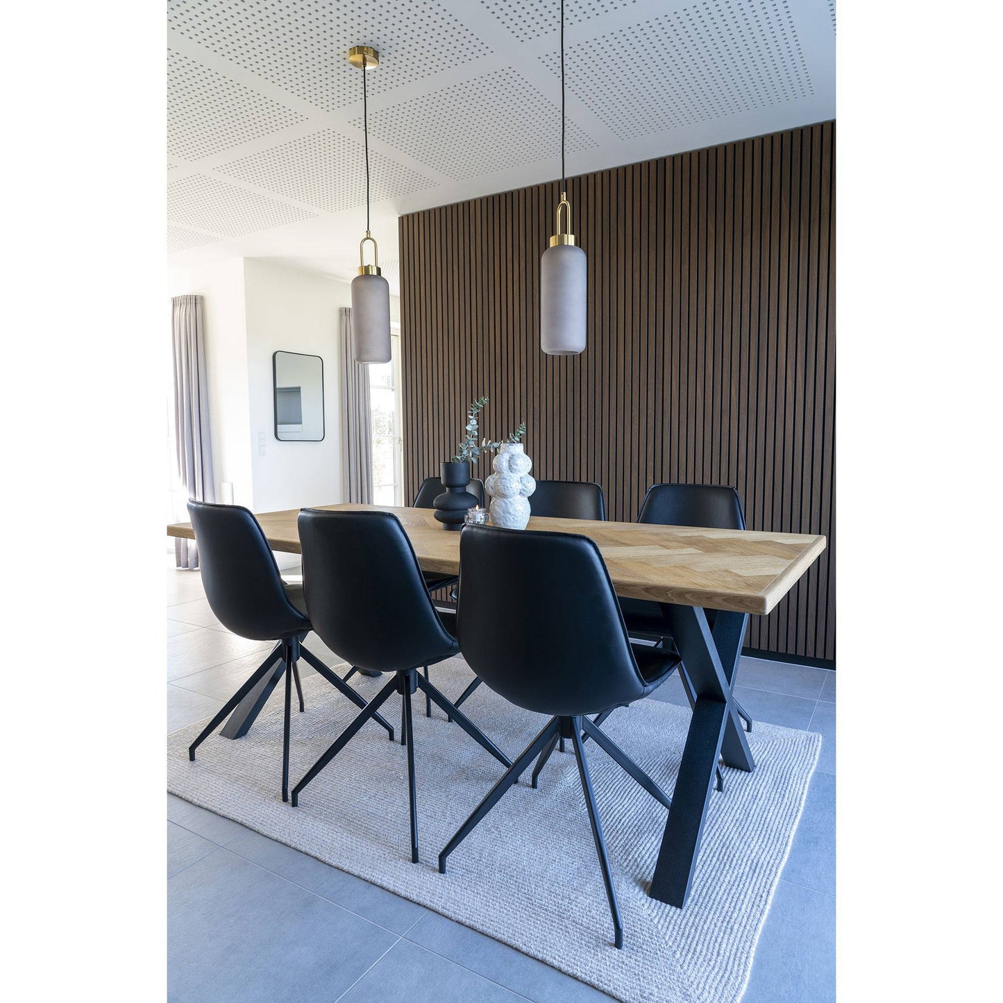 Scaun de dining rotativ, piele PU, negru, picioare negre, in living contemporan