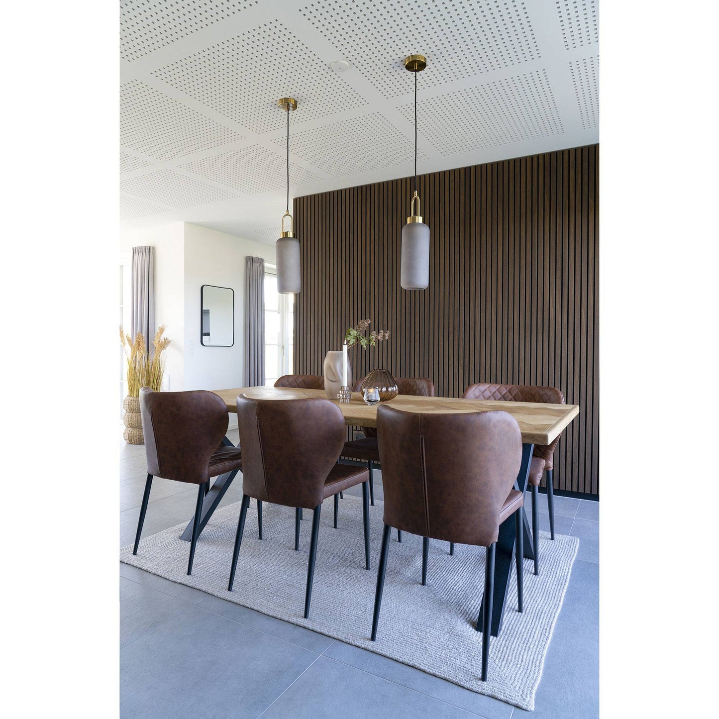 Scaun de dining, maro vintage, picioare negre, in living contemporan
