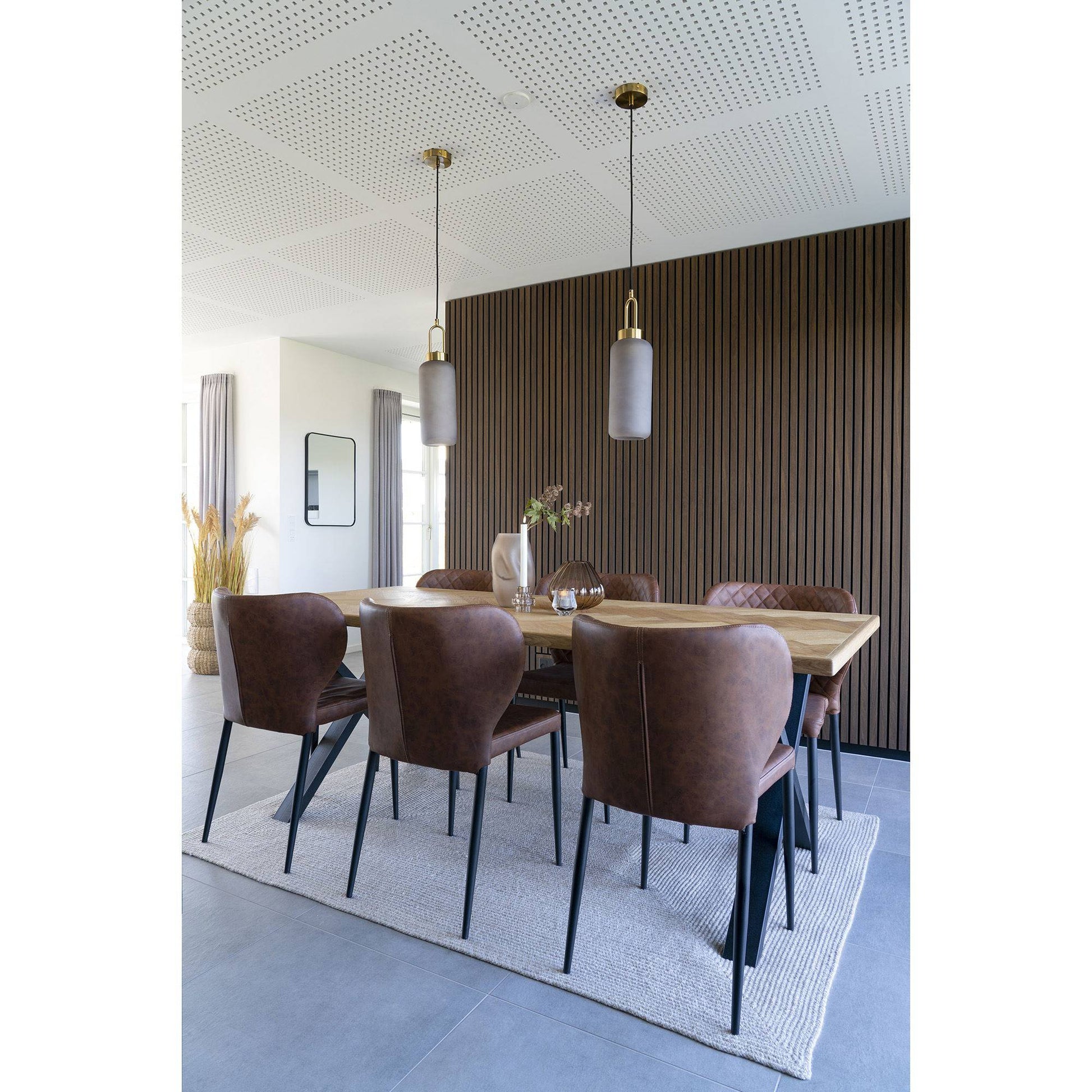 Scaun de dining, maro vintage, picioare negre, in living contemporan