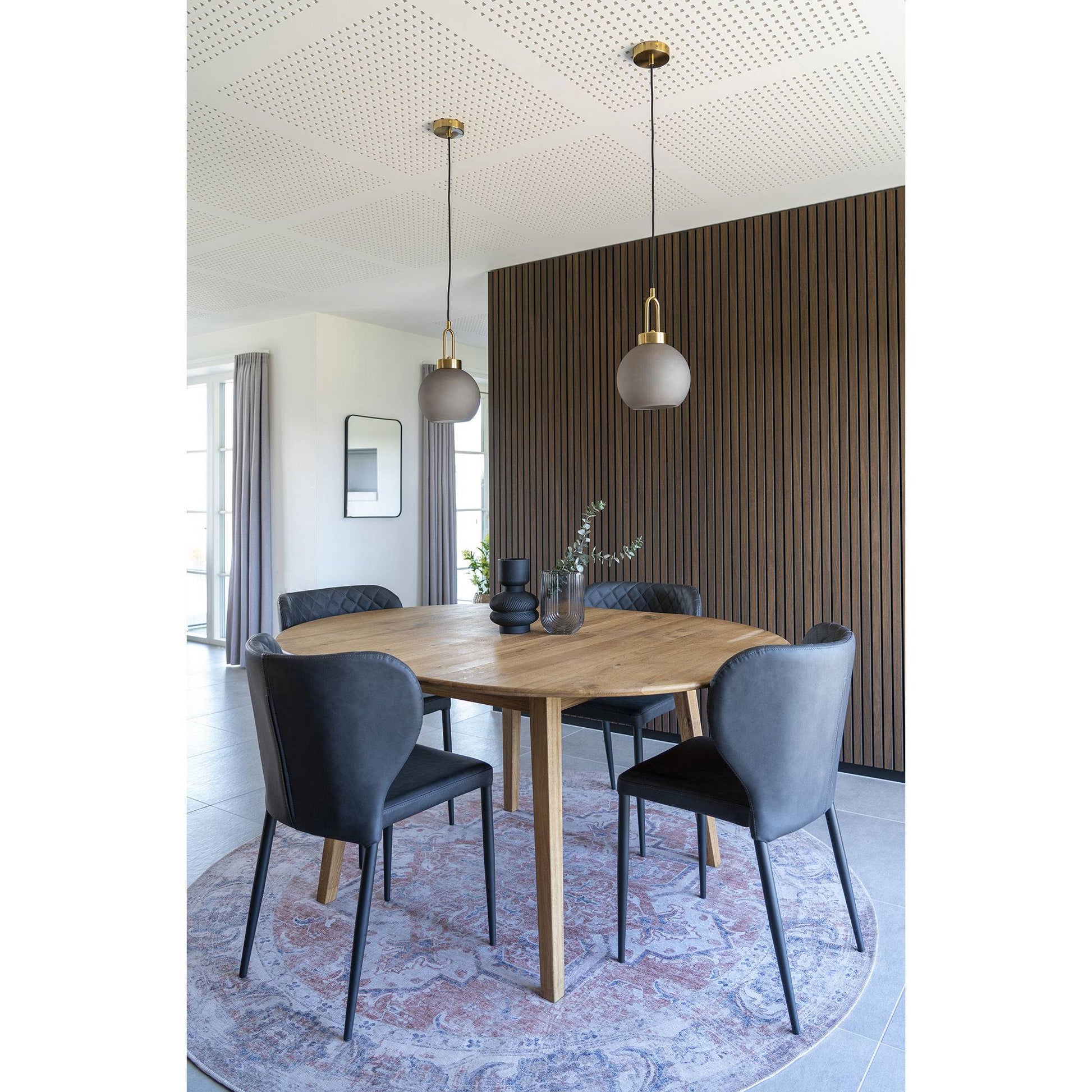 Scaun de dining, piele PU, gri inchis, picioare negre, in living contemporan