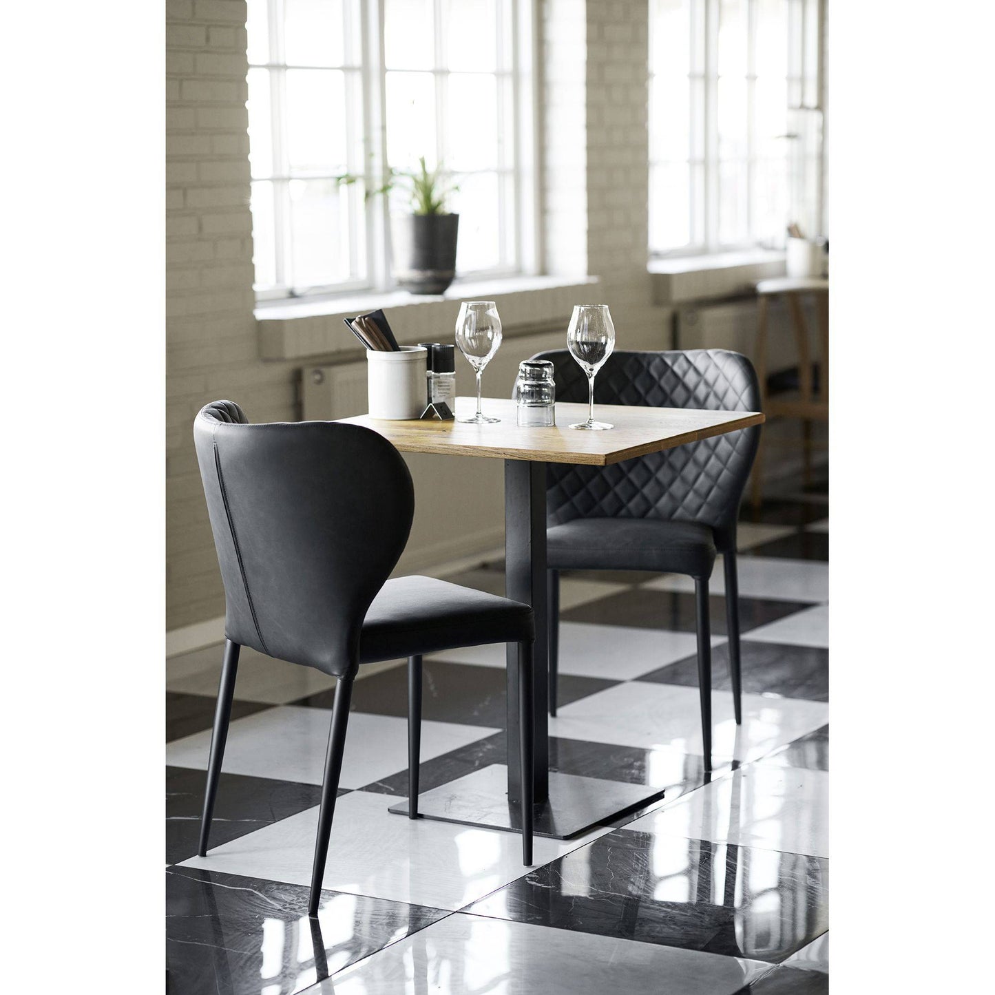 Scaun de dining, piele PU, gri inchis, picioare negre, in living contemporan